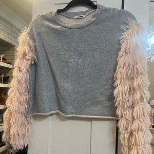 Sweatshirt with fringe fur sleeves